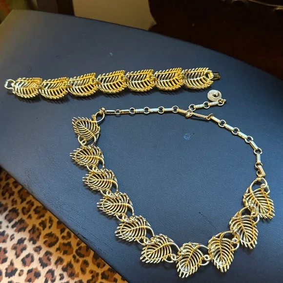 Lisner Demi Panure Gold Plated Garland Leaf Necklace & Bracelet. Pieces Signed. - Picture 3 of 9
